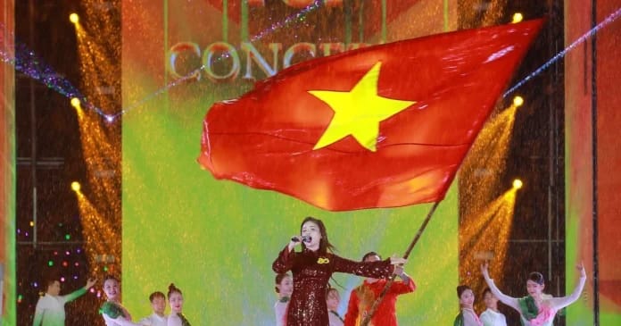 vna-potal-concert-viet-nam-trong-toi-8236882.webp2025-08-31T063148.723Z.jpg