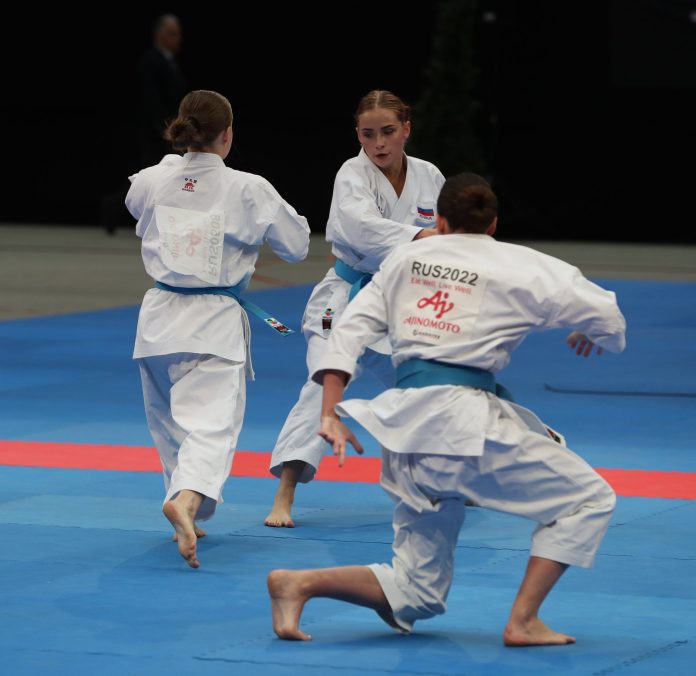 asiad2026-karate-kata-nu Vận động viên Karate trình diễn Kata đồng đội nữ tại một giải đấu quốc tế (ảnh minh họa)
