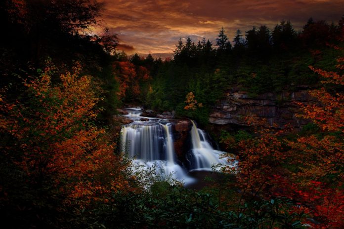 Hoàng hôn mùa thu trên thác Blackwater Falls, Virginia - Ảnh: ForestWander.com, CC BY-SA 3.0 US