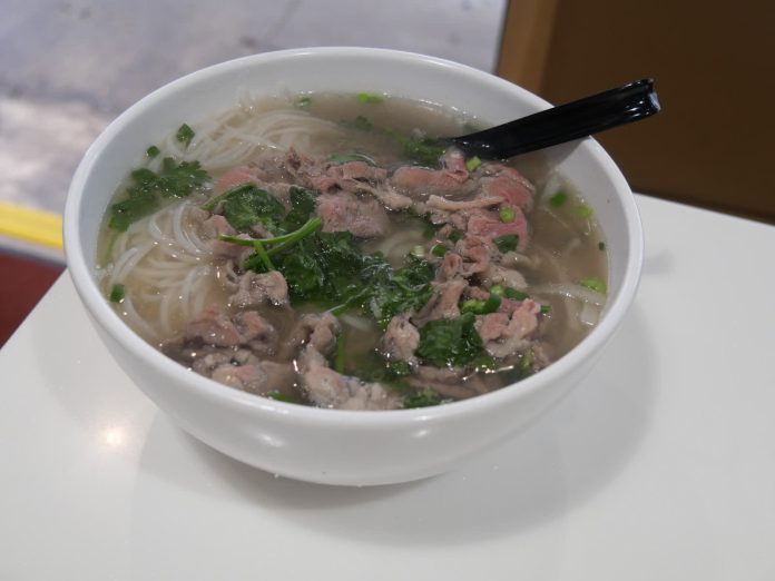 Tô phở bò tại một nhà hàng Việt